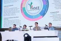 Direktur Utama PT Sarana Multi Infrastruktur (Persero) (PT SMI), Reynaldi Hermansjah (kedua dari kanan), didampingi Direktur Operasional dan Keuangan PT SMI, Aradita Priyanti (kedua dari kiri) dan Direktur Manajemen Risiko PT SMI, Pradana Murti (paling kanan), saat peluncuran Obligasi Ritel Infrastruktur PT SMI (ORIS)
