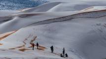 Gurun Sahara diselimuti Salju di Kota Ain Sefra di wilayah Aljazair, Afrika Utara (Foto: Credit Sekkouri Kamel/Storyful)