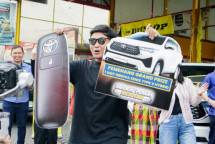 Penyerahan hadiah undian periode program mudik sebelumnya dari Dunlop.