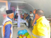 tim Yayasan NHM Peduli membantu proses evakuasi seorang pasien rujukan dari RSUD Tobelo, Kabupaten Halmahera Utara menuju Manado