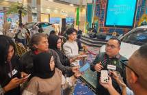 General Manager Mall Operation AEON MALL Deltamas, Sri Prayogio menjelaskan kepada wartawan tentang program Shoptacular 2026 yang kembali digelar dengan hadiah utama 2 mobil listrik.