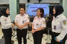 Direktur Komersial KAI Wisata, Hetty Herawati (3 dari kiri) bersama jajarannya meriahkan suasana mudik di Stasiun Pasar Senen.