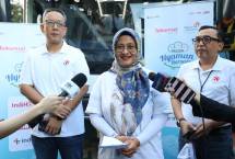 Direktur Utama Telkom Dian Siswarini saat meninjau bus mudik dan berinteraksi dengan peserta mudik TelkomGroup sebelum flag off program "Mudik Nyaman Bersama BUMN Danantara," di Stadion Gelora Bung Karno Jakarta, Selasa (17/3).