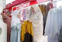 SEVP Funding and Transaction BSI Ida Triana Widowati hadir di acara Santunan Yatim BSI serta mengajak anak anak yatim untuk berbelanja baju lebaran di outlet Rabbani Jakarta Timur.