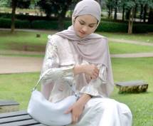 Xaviera dengan tas loop bag dari Kate Spade New York.