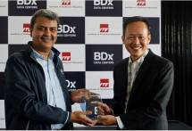 Kiri ke Kanan: Upacara penandatanganan nota kesepahaman (MoU) disertai penyerahan plakat antara Mayank Srivastava, Chief Executive Officer BDx Data Centers, dan Peter Lam, Chief Executive Officer Institut Pendidikan Teknik Singapura (ITE) 