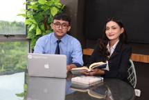 Talenta muda bekerja di sebuah perusahaan