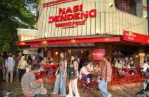 Menteri Ekonomi Kreatif, Teuku Riefky Harsya, mencicipi salah satu kuliner saat meninjau ruang kreatif dan kawasan terintegrasi Blok M sebagai pusat aktivitas ekonomi kreatif dalam momentum libur Lebaran, Jakarta, Jumat (27/3/2026).