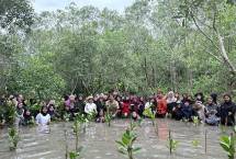 Kolaborasi Telkom dan AYS Indonesia dalam kegiatan konservasi bekantan dan penanaman mangrove di Tarakan, Kalimantan Utara beberapa waktu lalu. 