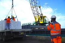 Proses pemuatan zak semen di dalam palka atau lambung kapal distribusi di Dermaga Terminal Khusus (Tersus) SIG di Kabupaten Tuban, Jawa Timur. 