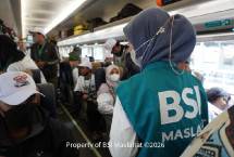 BSI Maslahat memberangkatkan Pemudik yang menggunakan moda transportasi Kereta