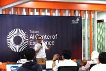Direktur IT Digital Telkom Faizal Rochmad Djoemadi memberikan sambutan dalam agenda AI Connect Offline Series di AI Center Makassar.