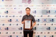 Direktur Utama Indodana Fintech, Ronny Wijaya menerima penghargaan Most Trusted Financial Brands Awards 2026 untuk kategori Produk Digital Lending Platforms.