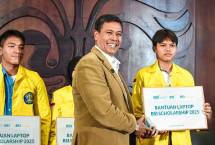 Direktur Utama PT Bank Syariah Indonesia (Persero) Tbk (BSI) Anggoro Eko Cahyo (tengah) saat menyerahkan secara simbolis bantuan laptop kepada salah satu mahasiswa Universitas Indonesia (UI) yang menjadi penerima manfaat (awardee) program BSI Scholarship. 