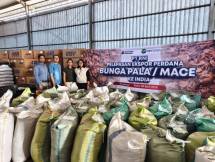 Ekspor perdana komoditas bunga pala (mace) tujuan India oleh ID FOOD di Pelabuhan Tanjung Perak, Surabaya, Rabu (8/4/2026). Ekspor perdana ini menjadi bagian dari upaya memperkuat penetrasi pasar global sekaligus menjaga stabilitas pasokan dan meningkatkan nilai tambah komoditas rempah nasional.