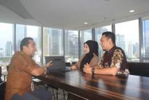 Pengguna MADINA Bank Muamalat Naik Dua Digit Head of Global Market and Services PT Bank Muamalat Indonesia Tbk Moh. Madina Hendrik Soe'oed (kiri) menjelaskan kepada nasabah korporasi tentang layanan cash management system MADINA di Jakarta, Kamis (9/4/2026). Jumlah pengguna MADINA meningkat 13% year on year (yoy) menjadi lebih dari 13.700 di penghujung 2025. Frekuensi transaksi juga mengalami lonjakan hingga 12% yoy menjadi dua juta transaksi. Adapun volume transaksi MADINA mampu menembus lebih dari Rp48 