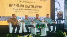 Ginandjar Kartasasmita bersama Menperin Agus Gumiwang Kartasasmita dan Galih Kartasasmita beserta Gubernur Lemhanas Ace Hasan Sadjili saat konferensi pers peluncuran buku biografi Ginandjar Kartasamita Pengabdian dari Masa ke Masa Perjalanan, Pergulatan Hidup dan Pemikiran (Foto: Ridwan/Industry.co.id)