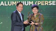 Direktur Utama INALUM Melati Sarnita saat menerima pemghargaan PROPER dari Menteri Lingkungan Hidup Hanif Faisol Nurofiq