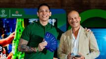 Ganindra Bimo - Artis dan Presenter bersama Roland Bala - Presiden Direktur Heineken&reg; Indonesia dalam Kampanye Heineken&reg; Fans Have More Friend Mencari Tujuh Fans Terpilih Untuk Mendapatkan Kesempatan Menyaksikan Langsung Final UEFA Champions League 2026 di Budapest, Hungaria