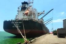 Kapal kargo bermuatan klinker di dermaga Terminal Khusus (Tersus) SIG di Kabupaten Tuban, Jawa Timur. SIG melakukan ekspor perdana 45.000 metrik ton (MT) klinker ke Mauritania yang merupakan tahap pertama dari total 90.000 MT yang akan diekspor ke Mauritania pada 2026. 