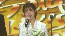 IU Kenang Jong Hyun SHINee di Panggung Golden Disc Award 2018