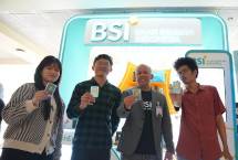 Direktur Finance & Strategy BSI Ade Cahyo Nugroho bersama Mahasiswa