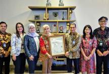 BRI saat menerima sertifikat ISO