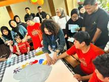 Satkaara Berbagi 2026 &ldquo;Berbagi Tanpa Batas&rdquo; menghadirkan harapan melalui Hand Stamp Painting yang diikuti oleh seluruh pihak baik teman-teman disabilitas maupun relawan untuk bersama-sama meninggalkan jejak tangan sebagai simbol kehadiran, kesetaraan, dan harapan di Wisma Tuna Ganda Palsigunung, Cimanggis, Depok pada Sabtu, 11 April 2026.