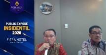 Manajemen PT Hotel Fitra International Tbk yang terdiri dari Direktur Utama, Joni Rizal, yang mengenakan busana batik merah dan didampingi oleh Direktur Keuangan, Sukino, dalam acara Paparan Publik Insidentil. (Foto : FITT)
