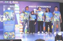 Dari kiri: ISOPLUS Squad 1 - Safrita Aryana Race Director ISOPLUS Run Series 2026 - Joshua Gunawan Head of RTD Beverage WINGS Food - Popomangun Visual Designer ISOPLUS Run Series 2026 - ISOPLUS Squad 2 Jersey Unveil.