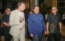 Presiden Republik Indonesia ke-6, Susilo Bambang Yudhoyono (SBY), bersama Menteri Ekonomi Kreatif, Teuku Riefky Harsya, menghadiri Gala Premiere Film Kupilih Jalur Langit di Epicentrum XXI, Jakarta, Rabu (15/4/2026).