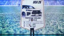 Marketing Director PT Toyota-Astra Motor (TAM) Bansar Maduma mewakili TAM menerima penghargaan New Veloz Hybrid EV sebagai Best Electrified Newcomers di ajang Uzone Choice Awards 2026