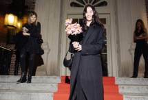Lola Tung tampil elegan dengan tas Duo Mini Kate Spade New York.