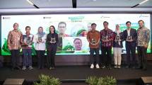 Penyerahan plakat penghargaan kepada Para Pemenang "Pertamina Sustainability Champions" 