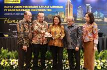 Presiden Direktur Maybank Indonesia Steffano Ridwan (kedua dari kiri) berbincang-bincang bersama (dari kiri ke kanan) Komisaris Independen Hendar, Komisaris Dr. Hasnita Dato&rsquo; Hashim, Presiden Komisaris Dato&rsquo; Zulkiflee Abbas Abdul Hamid dan Direktur Mariana Husin
