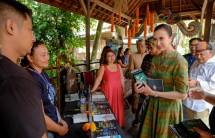 Menteri Pariwisata Widiyanti Putri Wardhana saat meninjau Bali Spirit Festival 2026 di Puri Padi & Yoga Barn, Ubud, Gianyar, Bali, Minggu (19/4/2026).