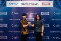 Kika: Founder dan CEO Triv Group Bapak Gabriel Rey berfoto bersama Senior Manager GMS product Indomaret Ibu Helen