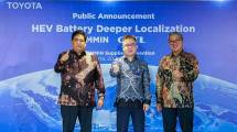 Presiden Direktur PT Toyota Motor Manufacturing Indonesia (TMMIN) Nandi Julyanto (kanan) bersama Wakil Presiden Direktur TMMIN Bob Azam (kiri) beserta Executive President of Japan Business Group CATL, Ni Zheng (tengah) 