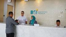 Direktur Utama PT Bank Syariah Indonesia (Persero) Tbk (BSI) Anggoro Eko Cahyo menyapa nasabah di salah satu kantor cabang BSI.