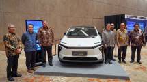 Menko Bidang Perekonomian Airlangga Hartarto (ketiga kanan) bersama Dirjen ILMATE Kemenperin Setia Darta (ketiga kanan), bersama CEO Regional Asia Toyota Motor Corporation (TMC) Masahiko Maeda (kedua kiri) didampingi Presiden Direktur PT Toyota Motor Manufacturing Indonesia (TMMIN) Nandi Julyanto (kiri), Presiden Direktur PT Toyota-Astra Motor (TAM) Takuya Yokohama (keempat kanan), Wapresdir TMMIN Bob Azam (kanan), Direktur TMMIN I Nyoman Winaya (kedua kanan) mengapit Toyota bZ4X BEV produksi lokal