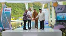 Peresmian Kampung Nelayan BSI dilakukan oleh Direktur Utama PT Bank Syariah Indonesia (Persero) Tbk Anggoro Eko Cahyo (dua dari kiri), Wakil Ketua BAZNAS RI Zainut Tauhid (kanan), Staf Ahli Bupati merangkap Plt Asisten Pemerintahan dan Kesra Manggarai Barat Agustinus Gias (dua dari kanan) dan Kepala OJK NTT Yan Jimmy Hendrik Simarmata (paling kiri).