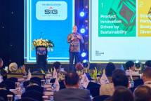 Wakil Direktur Utama SIG, Andriano Hosny Panangian memberikan paparan pada konferensi &rdquo;Leading Sustainable Building Solution for a Resilient Future&rdquo; dalam rangkaian INTERCEM Asia 2026 di The Ritz-Carlton, Jakarta, pada 15 April 2026.