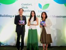 ki-ka: Shoichi Hasegawa, President Director of Kao Indonesia; Maudy Ayunda, Laurier Brand Ambassador, Susilowati, Vice President Marketing of Kao Indonesia.