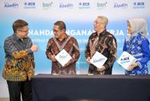 (Dari kiri kekanan) Kepala Departemen Ekonomi dan Keuangan Syariah Bank Indonesia Dadang Muljawan, Direktur Utama Bank Syariah Nasional (BSN) Alex Sofjan Noor, Presiden Direktur Bank Aladin Syariah Koko Tjatur Rachmadi dan Presiden Direktur BCA Syariah Yuli Melati Suryaningrum berfoto Bersama disela acara Penandatanganan Kerja Sama SIPA di Jakarta, Rabu (22/4/2026).