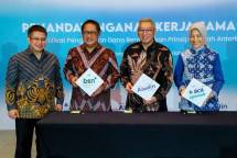 (kanan - kiri) Presiden Direktur BCA Syariah, Yuli Melati Suryaningrum; Presiden Direktur Bank Aladin Syariah, Koko Tjatur Rachmadi; Presiden Direktur Bank Syariah Nasional, Alex Sofjan Noor; dan Ketua Departemen Ekonomi dan Keuangan Syariah Bank Indonesia, Dadang Muljawan dan usai penandatanganan kerja sama Sertifikat Pengelolaan Dana Berdasarkan Prinsip Syariah Antarbank (SiPA) di Jakarta, Rabu (22/4). 
