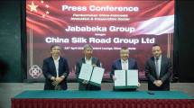 Founder and Chairman PT Jababeka Tbk Setyono Djuandi (SD) Darmono bersama Chairman China Silk Road Group Ltd Lijin Yan saat menandatangani perjanjian kerja sama