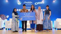 Ki-Ka: Dr. Rita Pranawati, S.S., M.A. selaku Staf Khusus Menteri Pendidikan Dasar dan Menengah Bidang Pendidikan Inklusif dan Pemerataan Pendidikan Daerah 3T; Dr. Mariman Darto, S.E., M.Si. selaku Staf Ahli Bidang Manajemen Talenta Kemendikdasmen RI; Haiva Muzdaliva selaku Ketua Yayasan Indonesia Mengajar; dan Ayu Dewi selaku Celebrity Mom secara simbolis meluncurkan program &rdquo;OREO Berbagi Seru&rdquo; sebagai upaya bersama dalam mendorong pendidikan yang lebih seru, inklusif, berkualitas