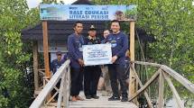 Telkom memberikan support renovasi Rumah Edukasi Cemare Eco Green diwakili oleh GM Witel Nusa Tenggara Muhammad Kafin Latif (kanan) di Pantai Pandanan, Desa Malaka, Kecamatan Pemenang, Kabupaten Lombok Utara, Nusa Tenggara Barat, Kamis (23/4).
