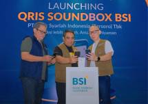 (kiri-kanan). BSI QRIS Soundbox resmi dikenalkan oleh Direktur Sales & Distribution BSI Anton Sukarna (tengah), Pimpinan Unit Fresh Market Bintaro Muhammad Ali (kiri), dan President Director PT Cashlez Worldwide Indonesia Tbk Willy Chandry (kanan).