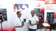 Direktur IT Digital Telkom Faizal Rochmad Djoemadi (kiri) didampingi oleh EGM Digital Product Telkom Komang Budi Aryasa (kanan) pada agenda ITD Summit yang berlangsung di Bandung (23/4).